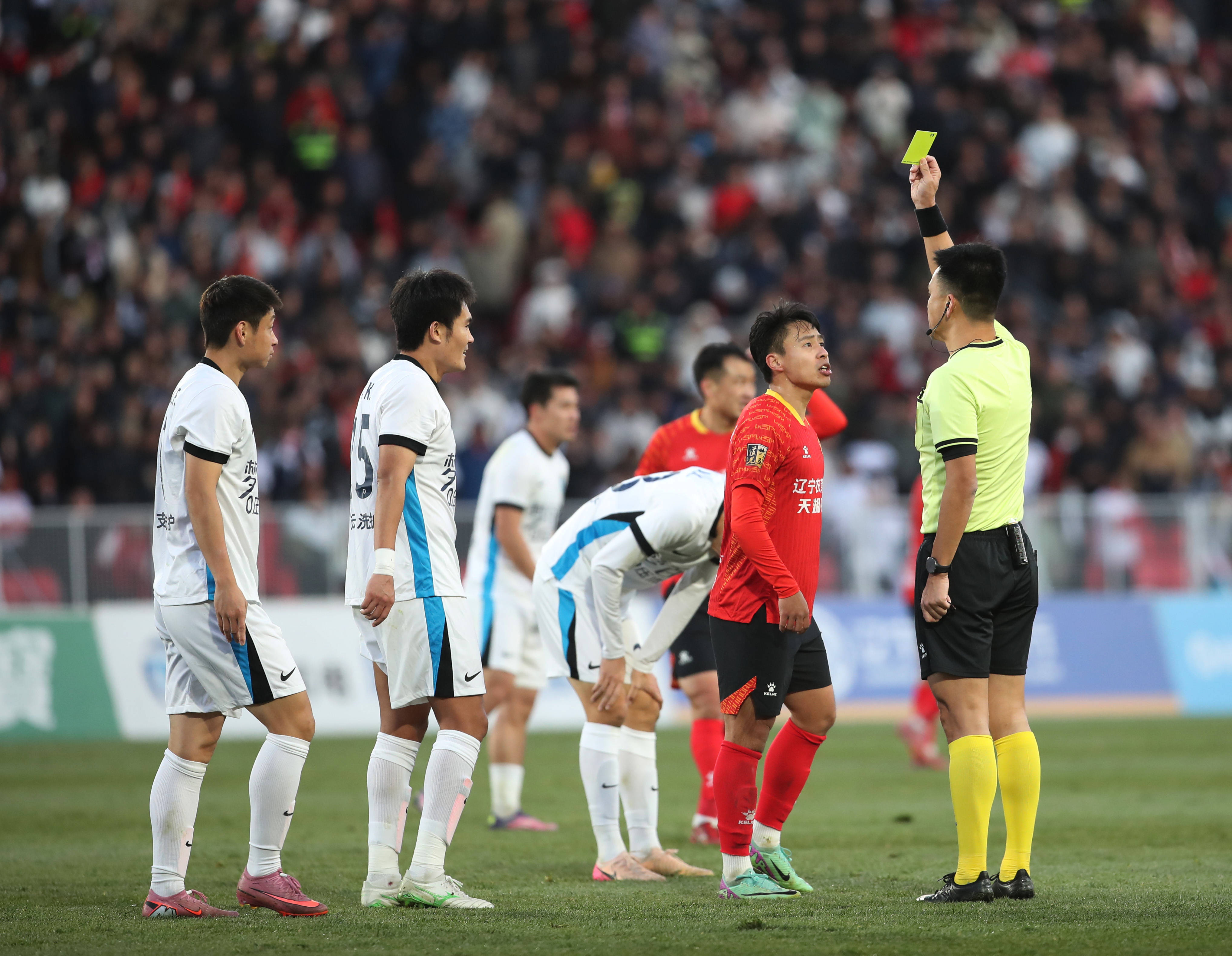 开云在线登陆入口-裁判判罚被质疑,引发球队抗议事件怎么处理